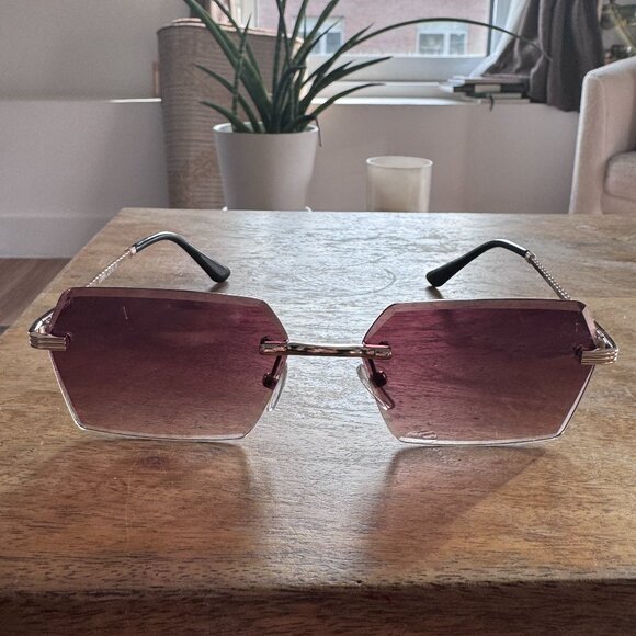 Perfect fun summer sunglasses! - Picture 1 of 7